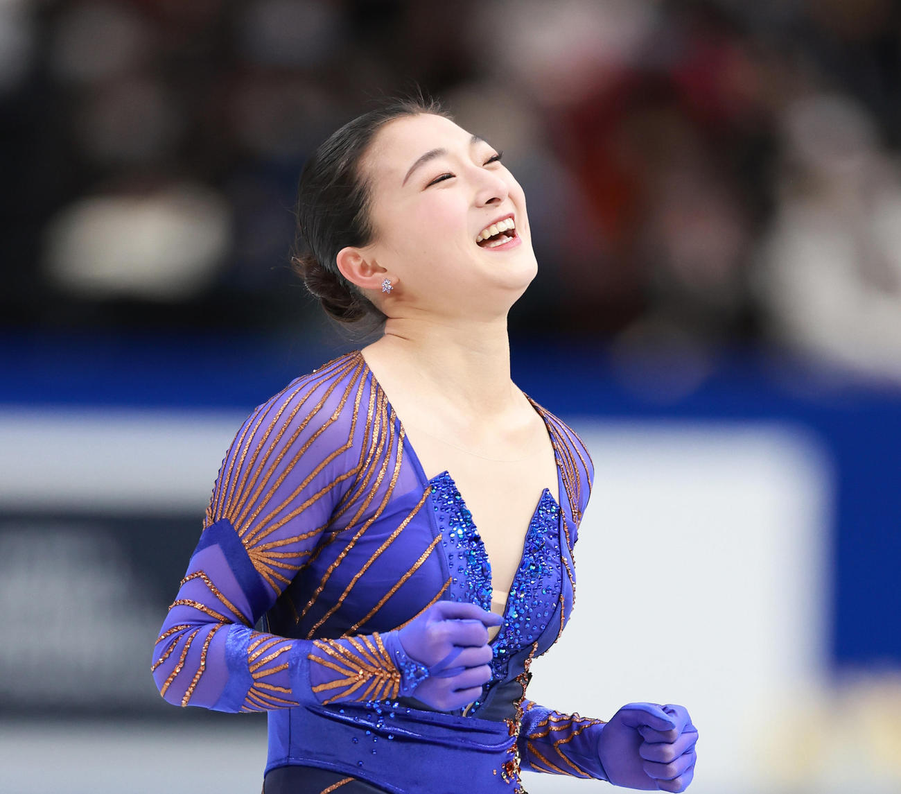 女子フリーの演技を終え笑顔でガッツポーズする坂本（2021年12月25日撮影）