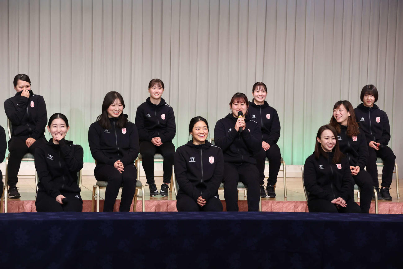 北京五輪アイスホッケー女子日本代表に内定したメンバー。後列左端はFW志賀紅、同右端はGK増原