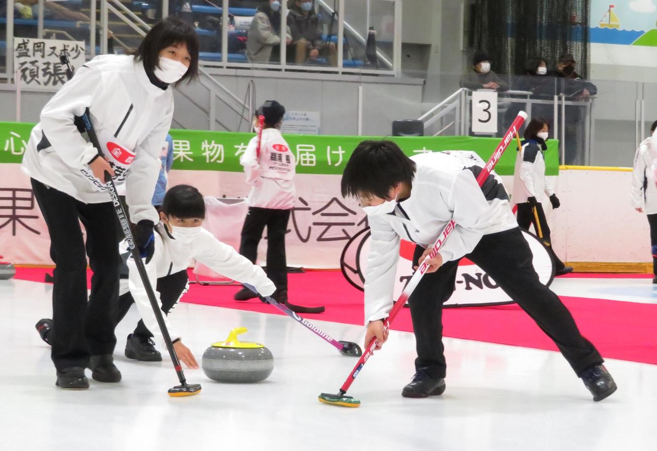 初優勝した盛岡カーリングスポーツ少年団