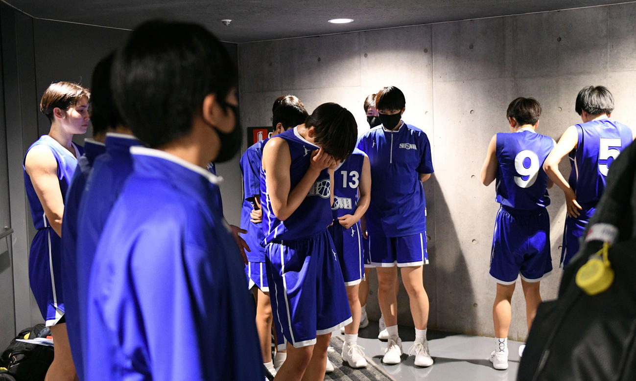 桜花学園対昭和学院　試合に敗れ悔し涙を流す昭和学院の選手たち（撮影・滝沢徹郎）