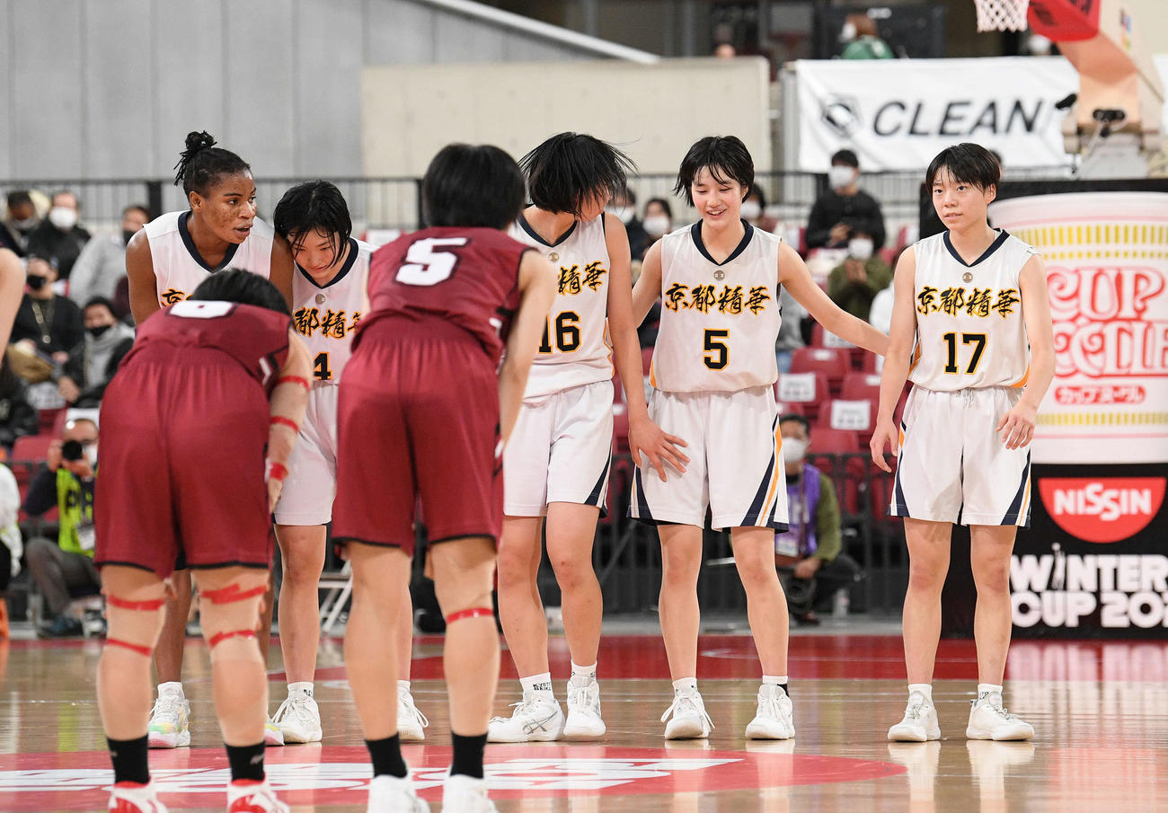 京都精華学園対大阪薫英女学院　試合に勝利し喜ぶ京都精華学園の選手たち（撮影・滝沢徹郎）