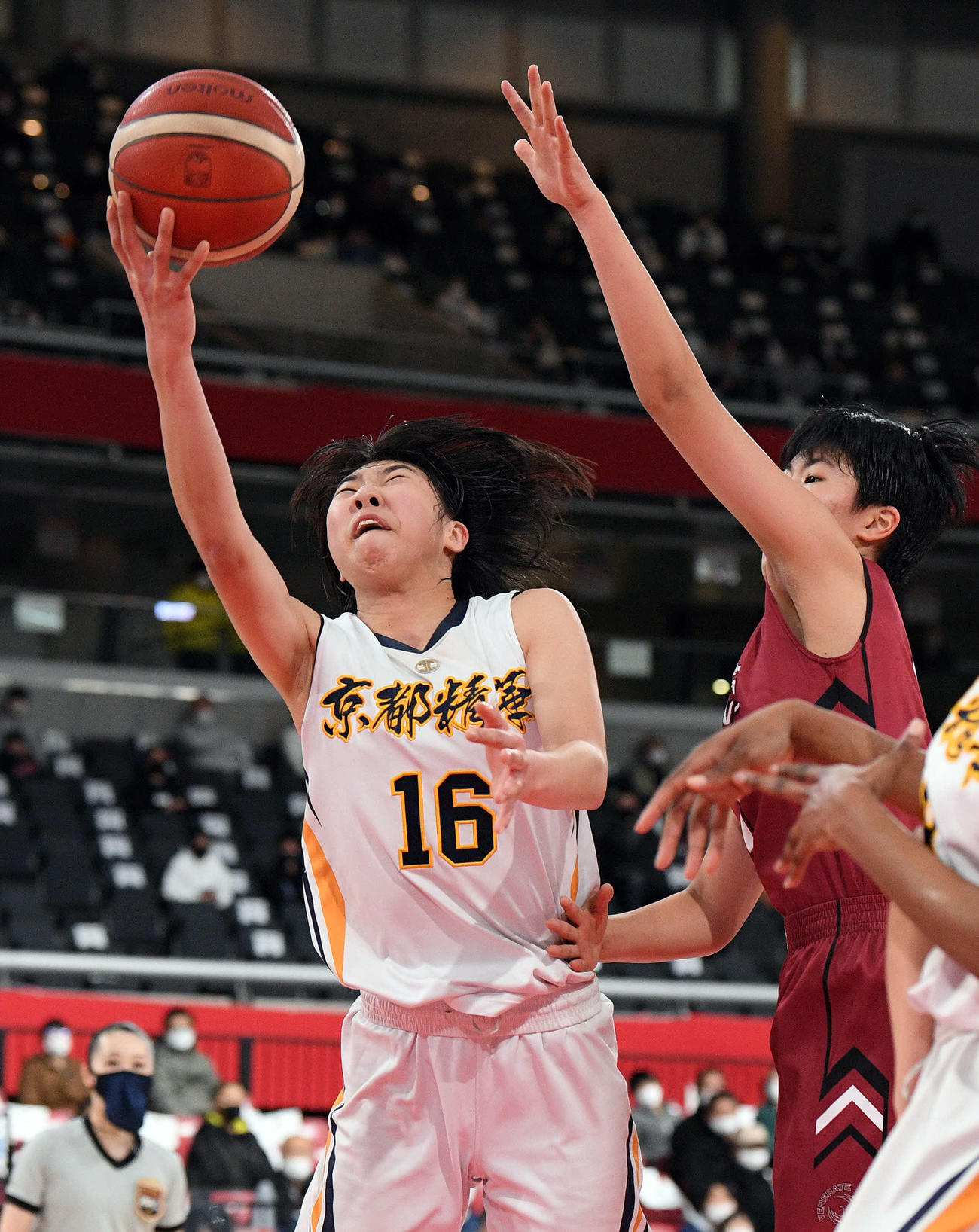 京都精華学園対大阪薫英女学院　第2Q、シュートを放つ京都精華学園・八木（左）（撮影・滝沢徹郎）