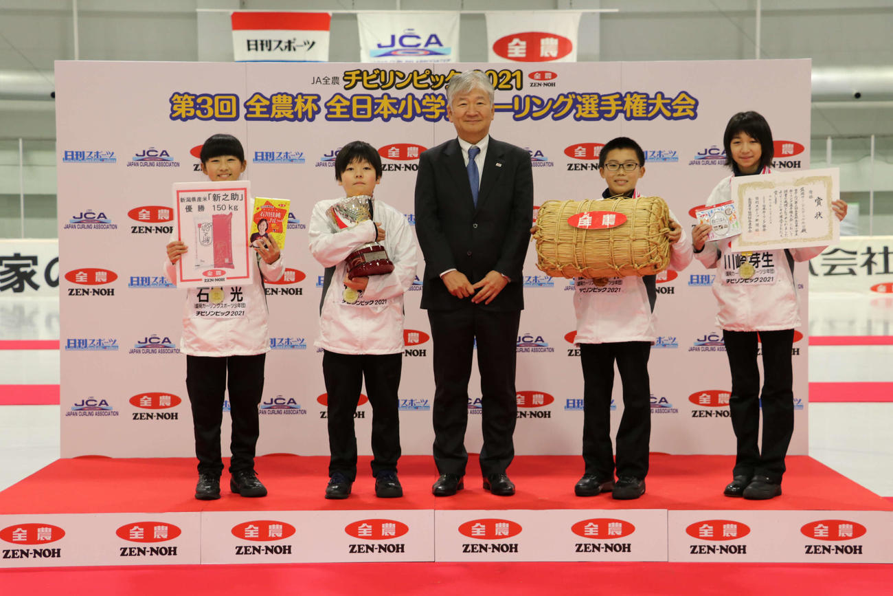 JA全農安田忠孝代表理事専務と優勝した盛岡カーリングスポーツ少年団