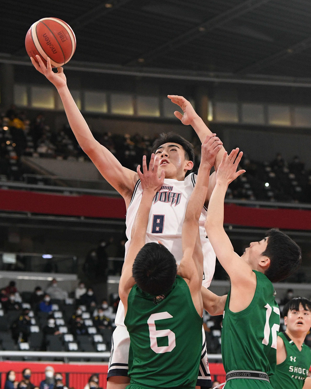 福岡大大濠対正智深谷　第1Q、シュートを放つ福岡大大濠・川島（中央）（撮影・滝沢徹郎）
