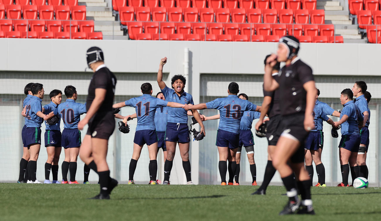倉敷対大分舞鶴　試合前、気合いを入れる倉敷NO8ティポアイールーテル・ラリー（中央）（撮影・清水貴仁）