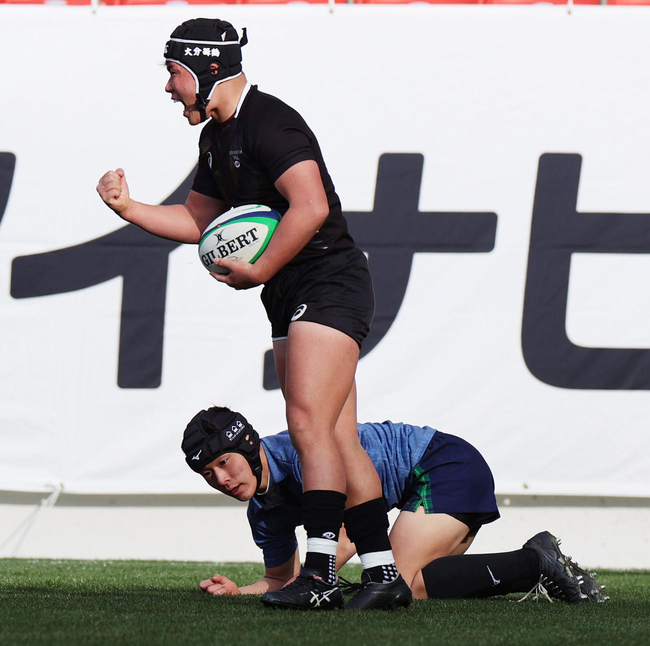 倉敷対大分舞鶴　後半、大分舞鶴NO8岩田（手前）が左サイドを突破しトライを決める（撮影・清水貴仁）＝2021年12月26日、東大阪市花園ラグビー場