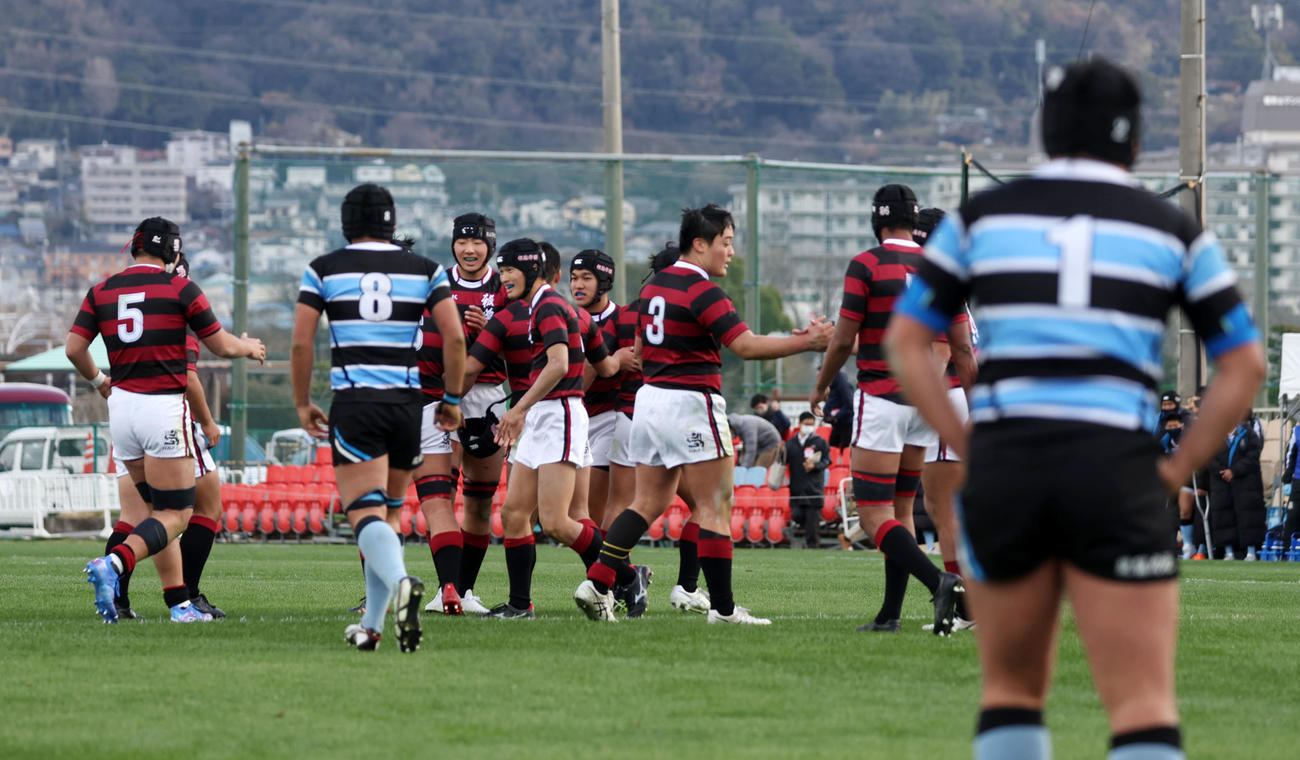 茗渓学園に勝利し笑顔を見せる報徳学園フィフティーン（撮影・加藤哉）