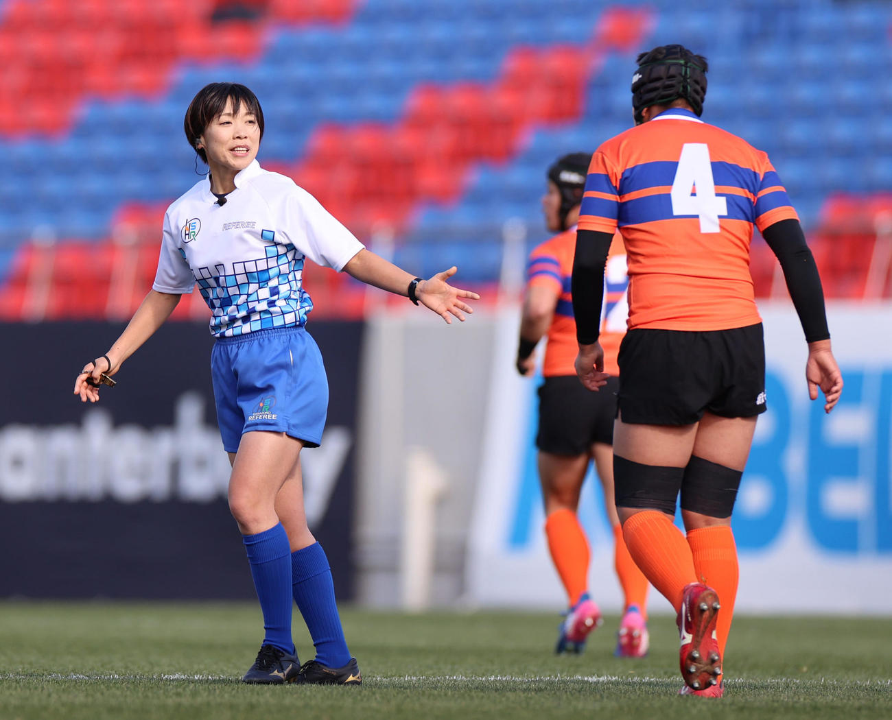 光泉カトリック対坂出第一　試合を裁く神村英理審判（撮影・清水貴仁）