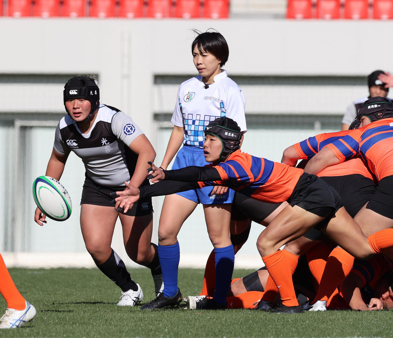 開幕試合の光泉カトリック－坂出第一戦で主審を務めた神村英理さん（撮影・清水貴仁）