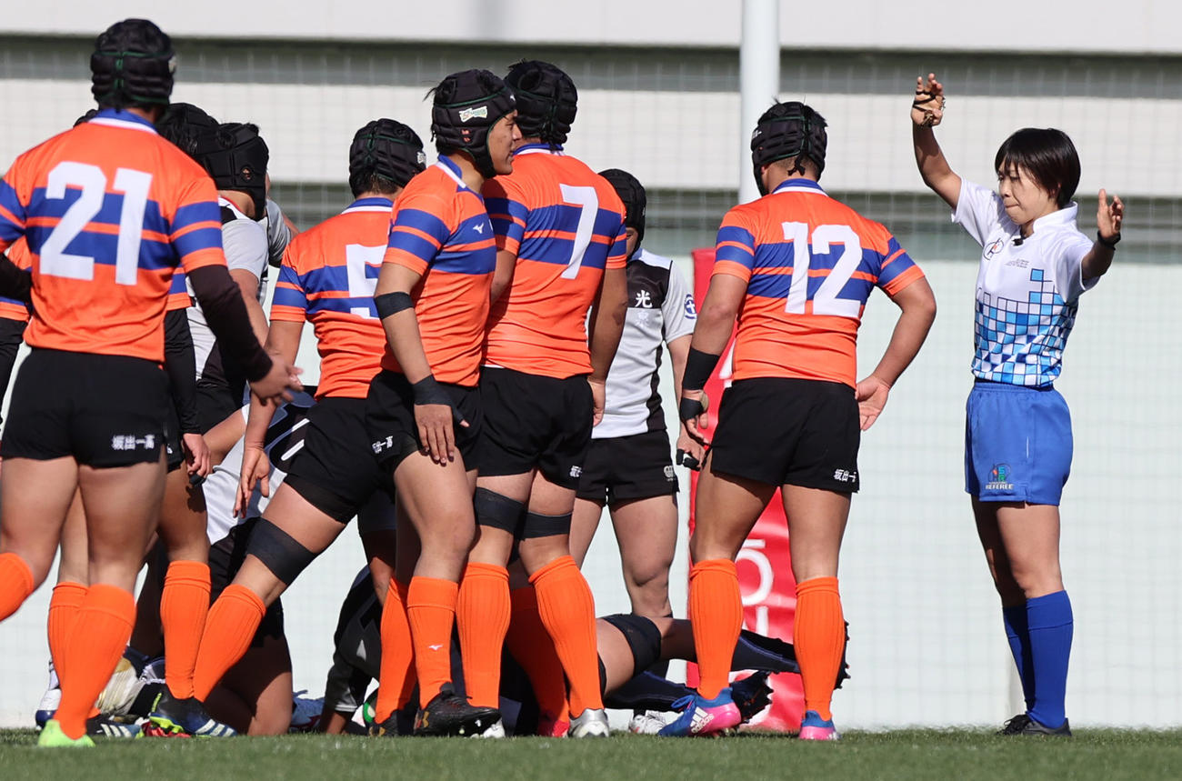 光泉カトリック対坂出第一　試合を裁く神村英理審判（撮影・清水貴仁）