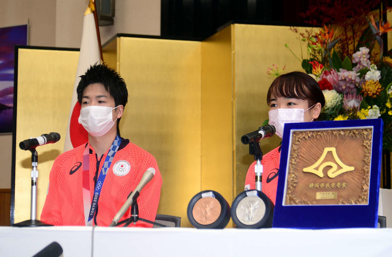 静岡県民栄誉賞を受賞し、喜びを語る水谷（左）と伊藤