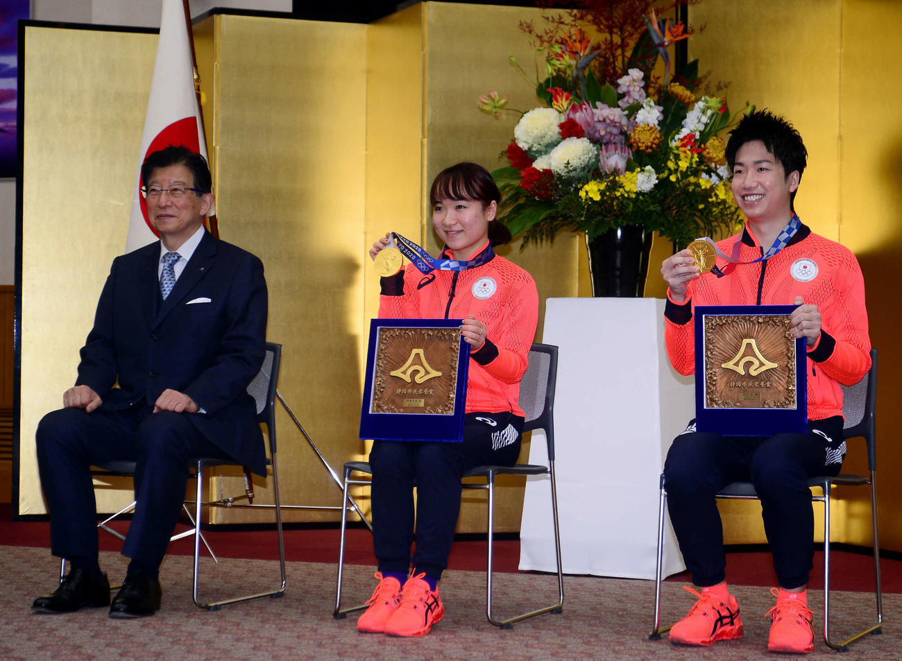 川勝知事（左）と笑顔で記念写真に納まる水谷（右）と伊藤