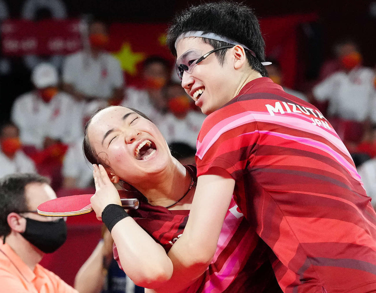 東京五輪卓球混合ダブルス決勝　優勝を決めて歓喜の抱擁をする水谷隼（右）と伊藤美誠＝2021年7月26日