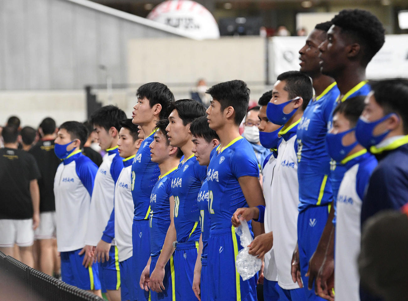 準決勝進出を決め、応援席にあいさつする帝京長岡の選手たち（撮影・滝沢徹郎）
