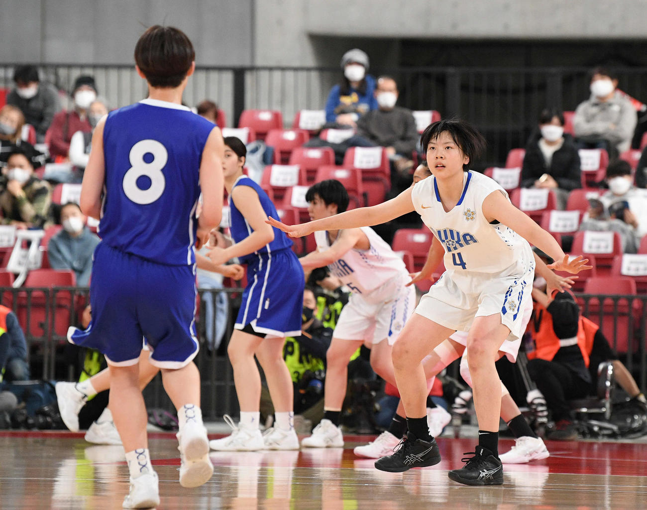 桜花学園対昭和学院　第4Q、ディフェンスする桜花学園・朝比奈あずさ（右）（撮影・滝沢徹郎）