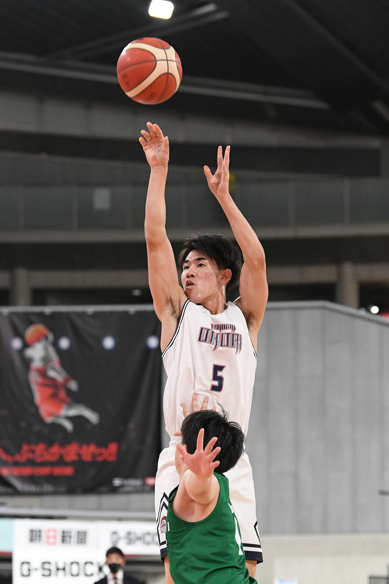 福岡大大濠対正智深谷　第2Q、シュートを放つ福岡大大濠・針間（撮影・滝沢徹郎）
