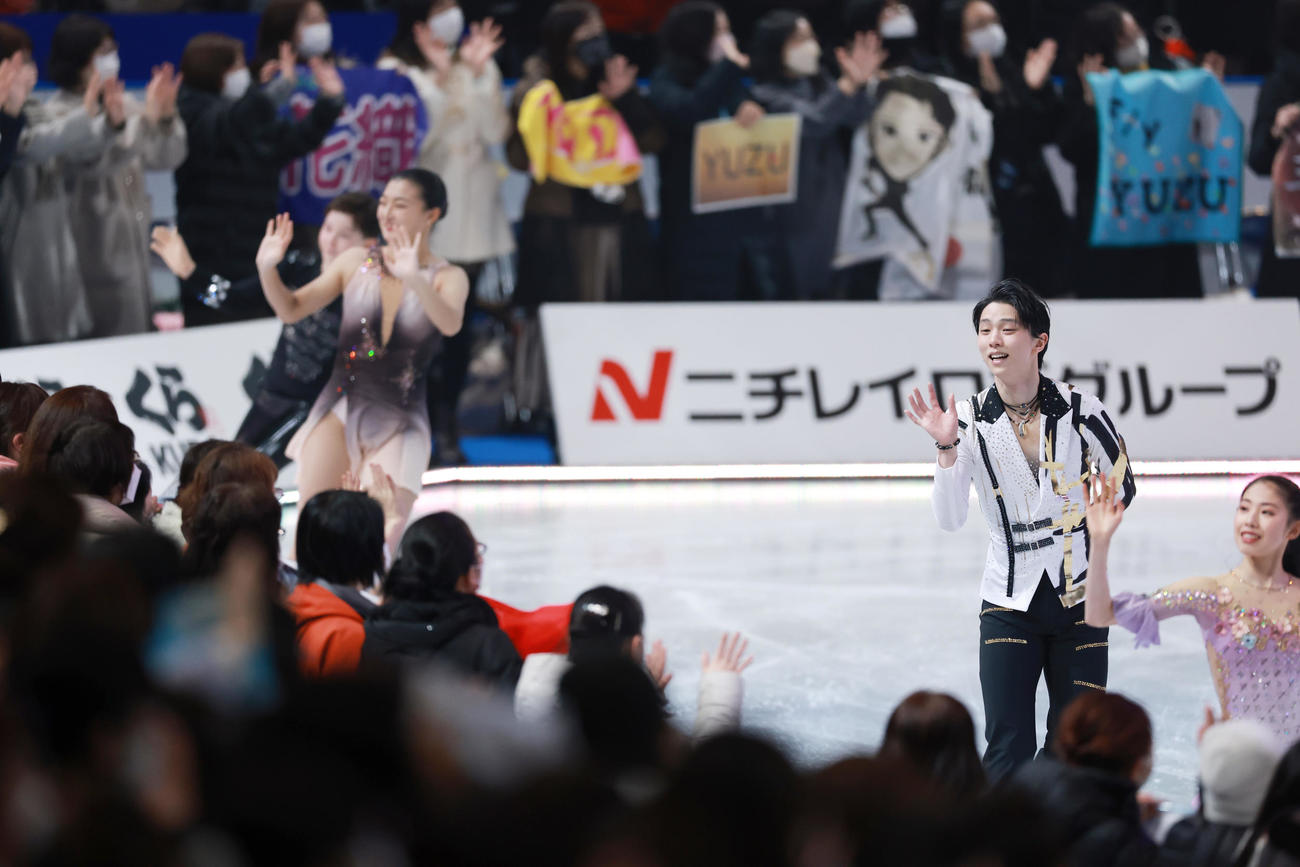 エンディングでファンに笑顔で手を振る羽生（右から2人目）（撮影・垰建太）
