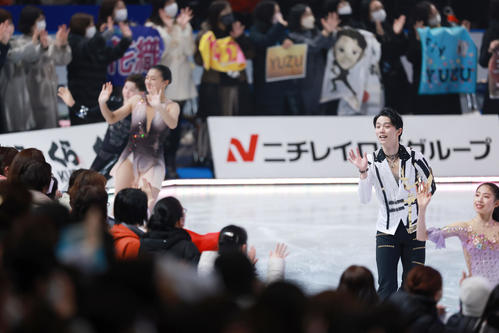 エンディングでファンに笑顔で手を振る羽生（右から2人目）（撮影・垰建太）