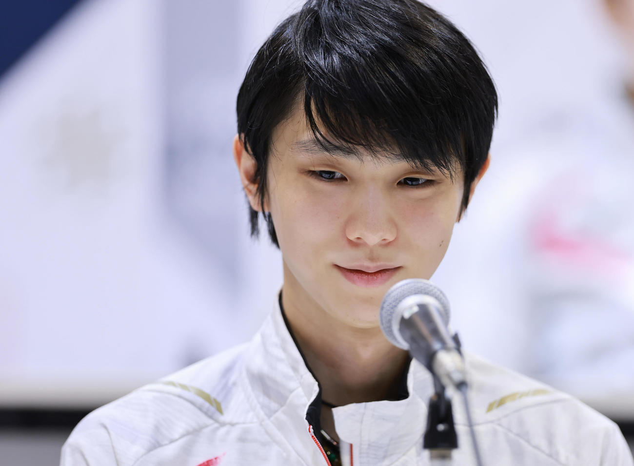 北京五輪の日本代表に選出され会見で笑みを浮かべる羽生（撮影・垰建太）