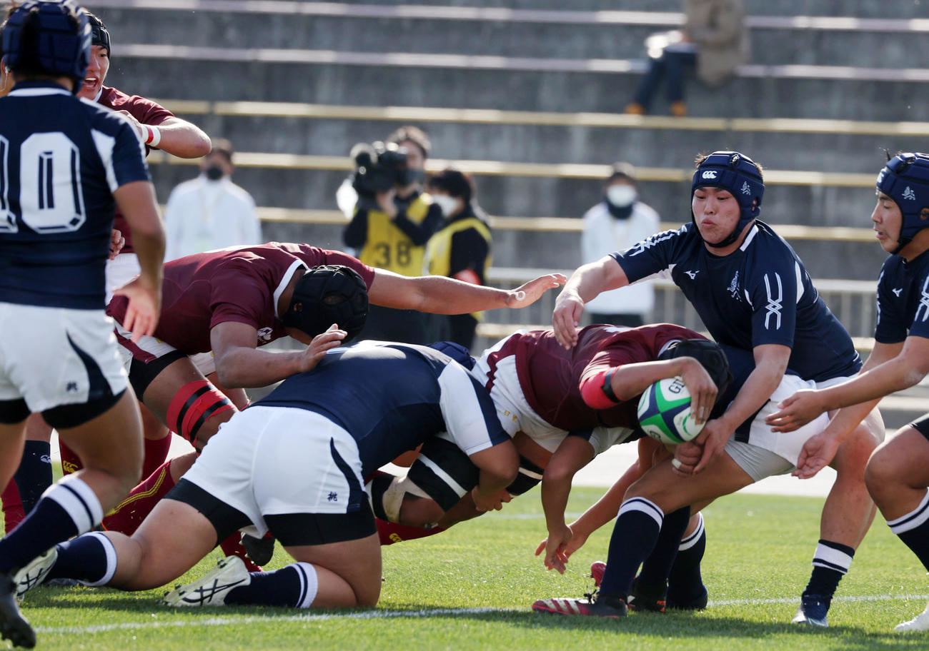 山形中央対目黒学院　後半19分、目黒学院左ロック川嶋はゴール前8メートル左中間PKからクイックリスタートしそのままトライを決める（撮影・加藤哉）