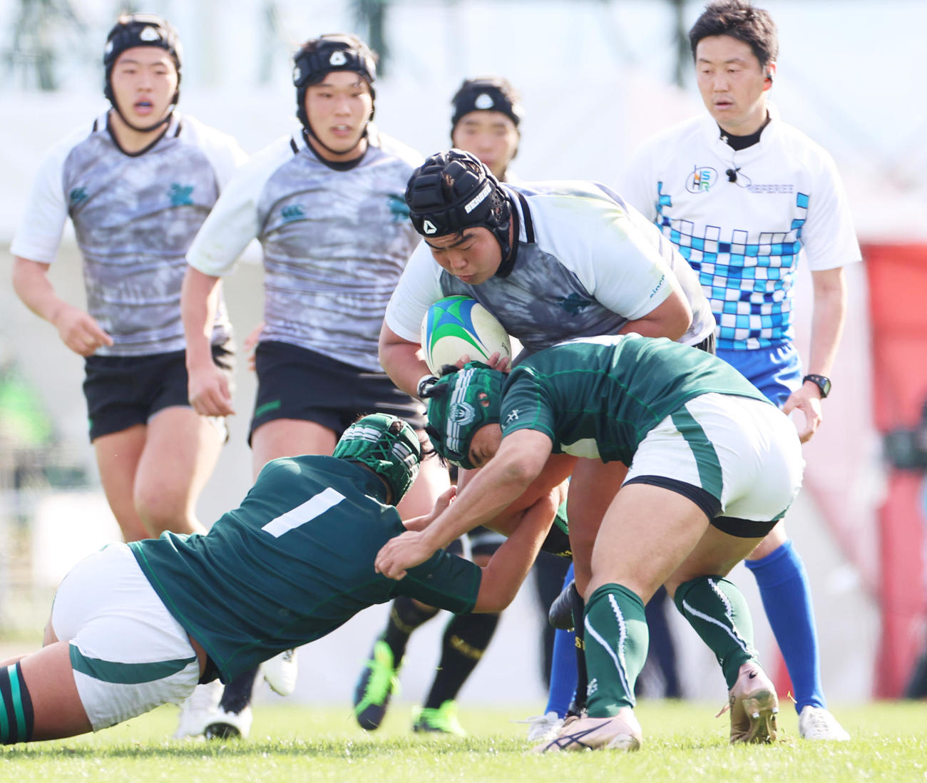 若狭東対専大玉名　後半、ゴール前に突進する専大玉名プロップ小川（中央）（撮影・清水貴仁）