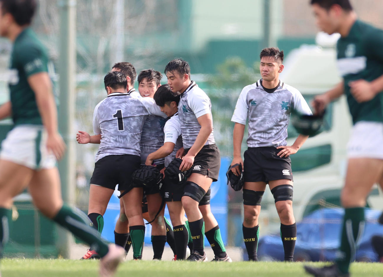 若狭東対専大玉名　勝利に喜ぶ専大玉名の選手たち（撮影・清水貴仁）
