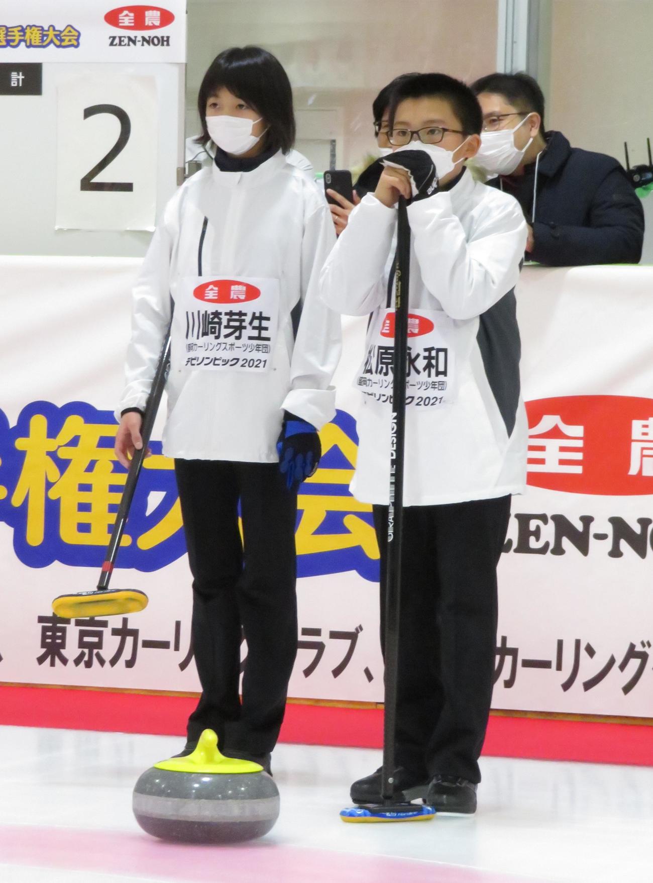 戦術を練る松原永和（右）（撮影・峯岸佑樹）