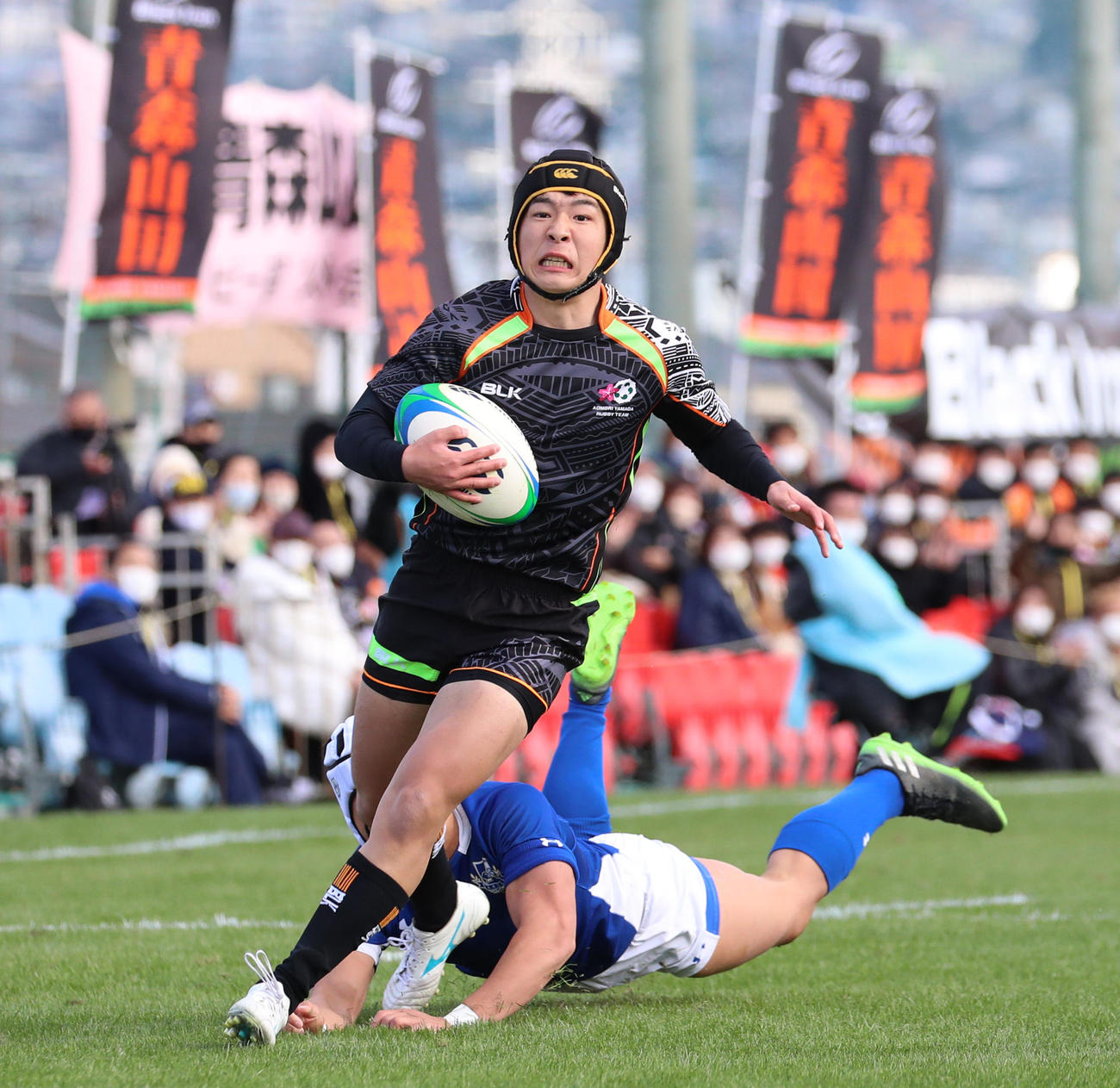 朝明対青森山田　前半、キックパスを受けそのままトライを奪う青森山田WTB郡司（撮影・清水貴仁）