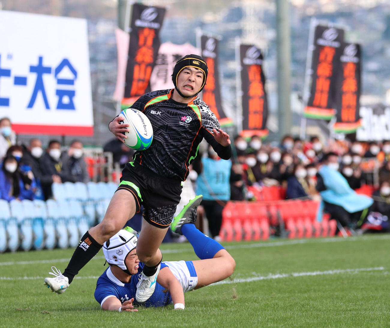 朝明対青森山田　前半、キックパスを受けそのままトライを奪う青森山田WTB郡司（撮影・清水貴仁）