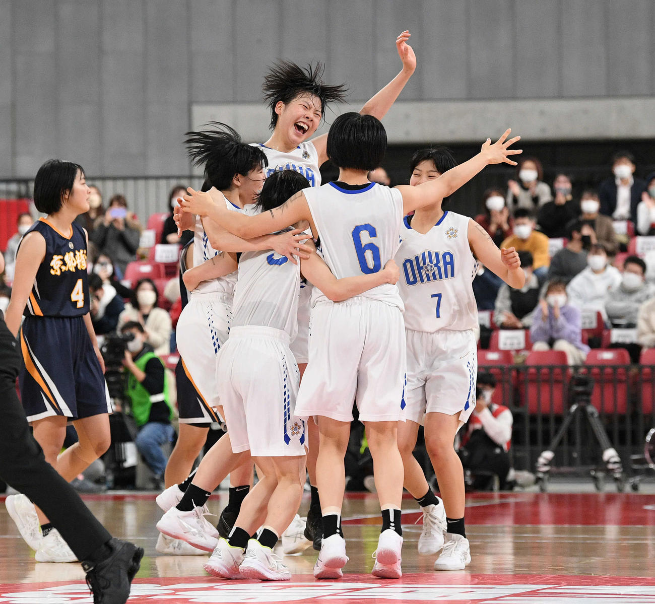 桜花学園対京都精華学園　優勝を決め抱き合って喜ぶ桜花学園の選手たち（撮影・滝沢徹郎）