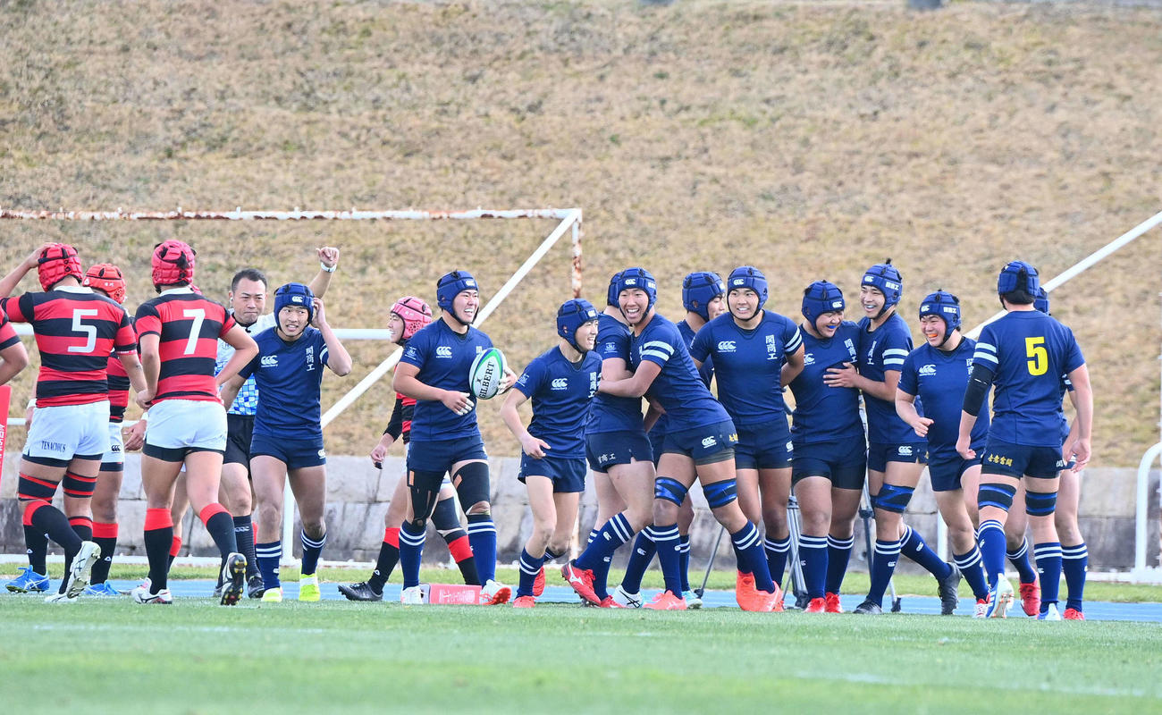 関商工対日川　前半、先制トライを決め笑顔を見せる関商工フィフティーン（撮影・上田博志）