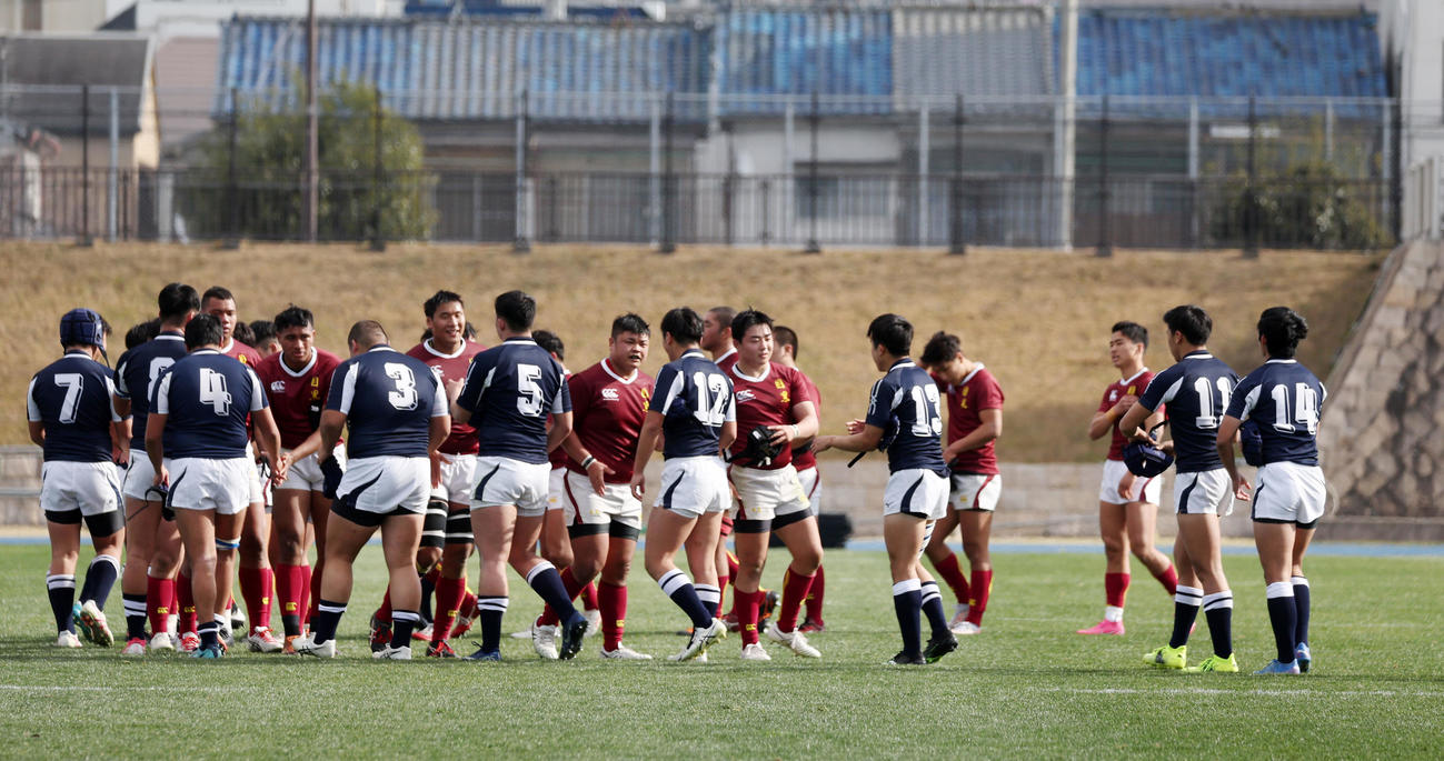山形中央対目黒学院　試合を終え握手する両チームフィフティーンたち（撮影・加藤哉）