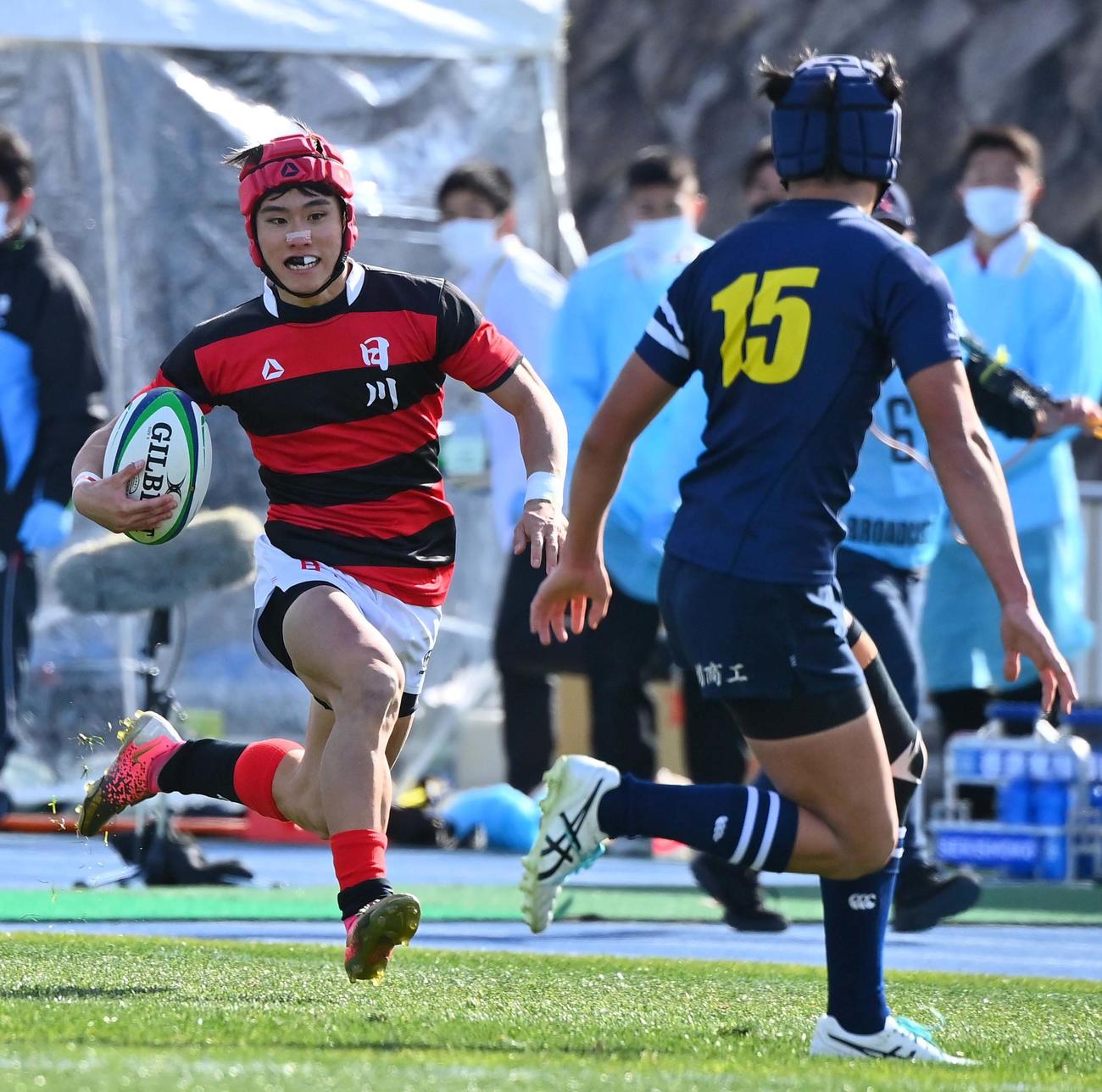 関商工対日川　前半、左サイドから走り込みトライを決める日川WTB三富翔之介（撮影・上田博志）