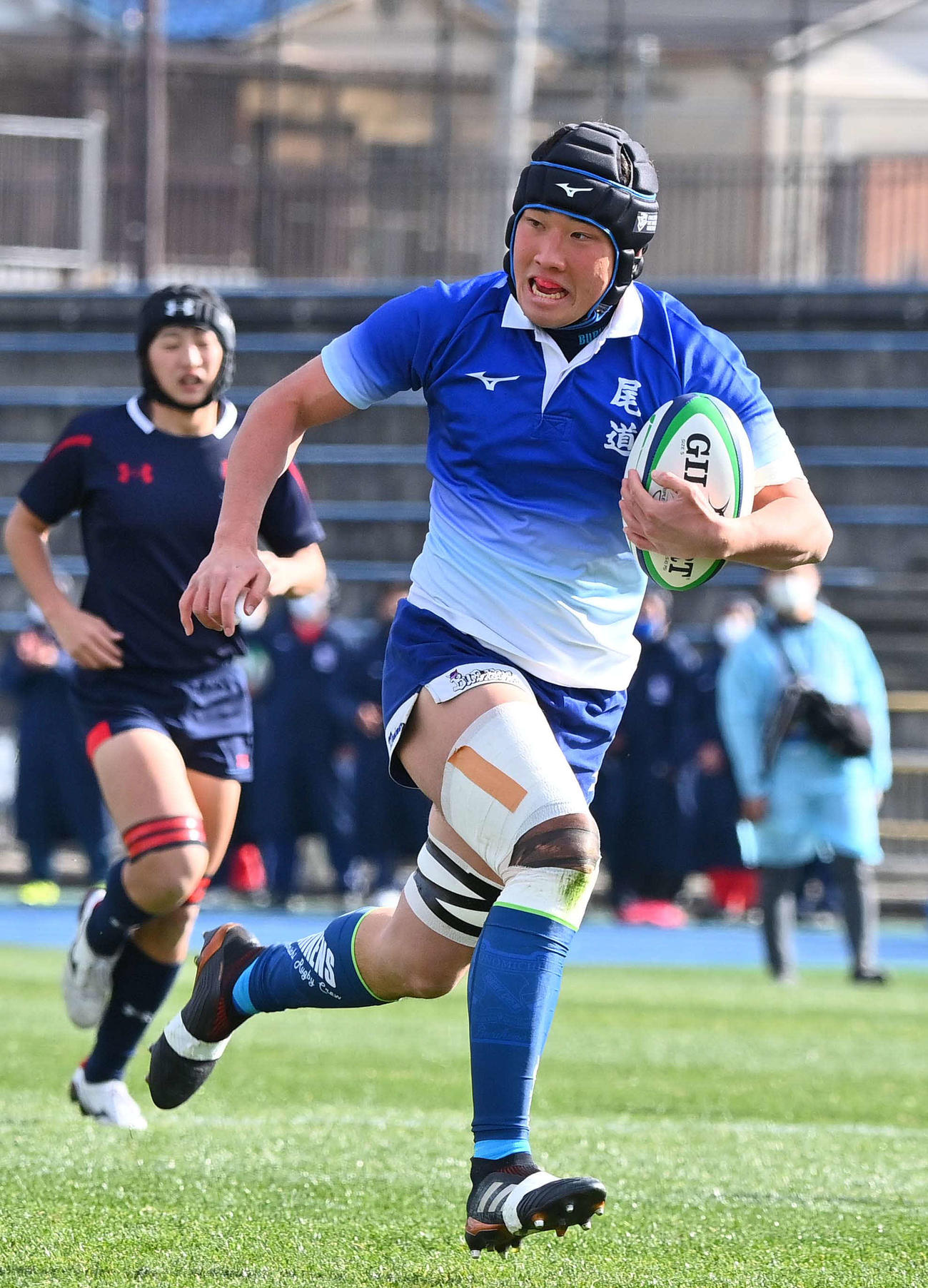開志国際対尾道　前半、中央から走り込みトライを決める尾道ロック高森（撮影・上田博志）