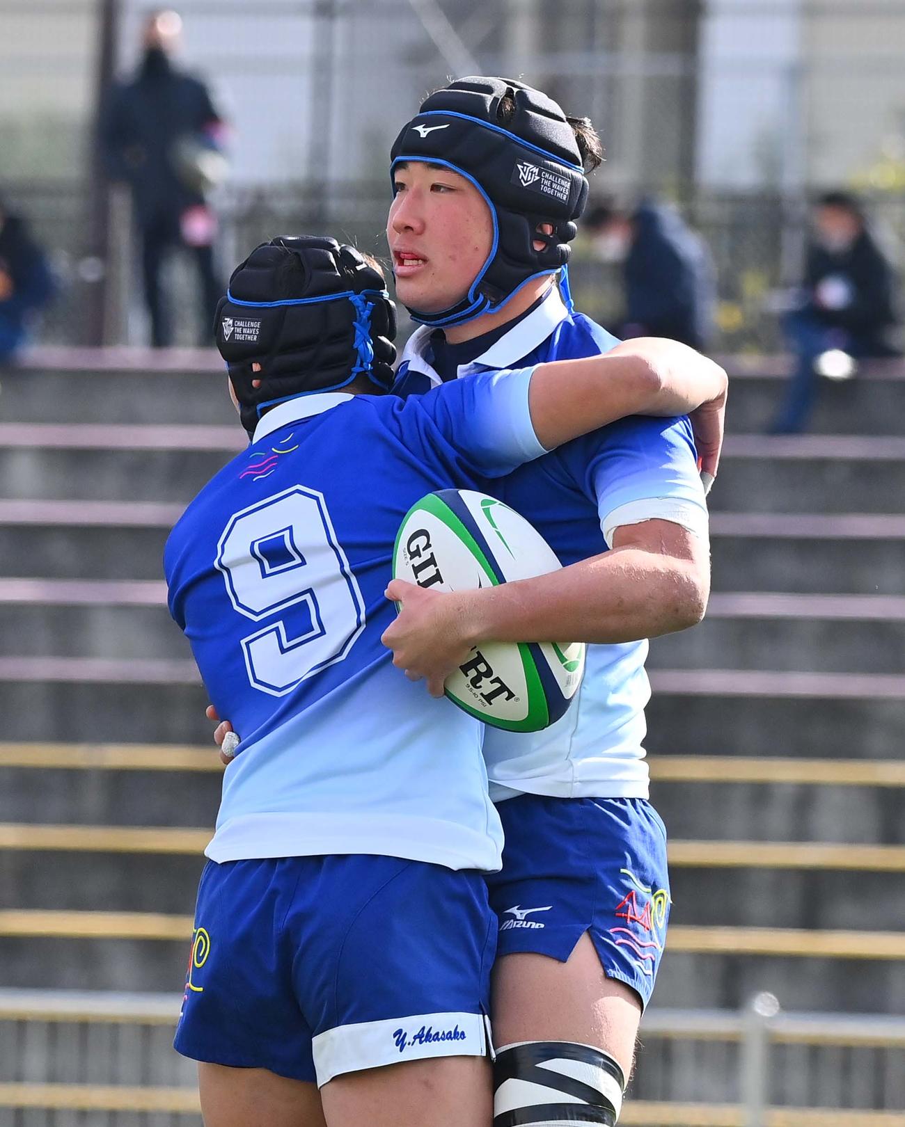 開志国際対尾道　前半、中央から走り込みトライを決める尾道ロック高森（撮影・上田博志）