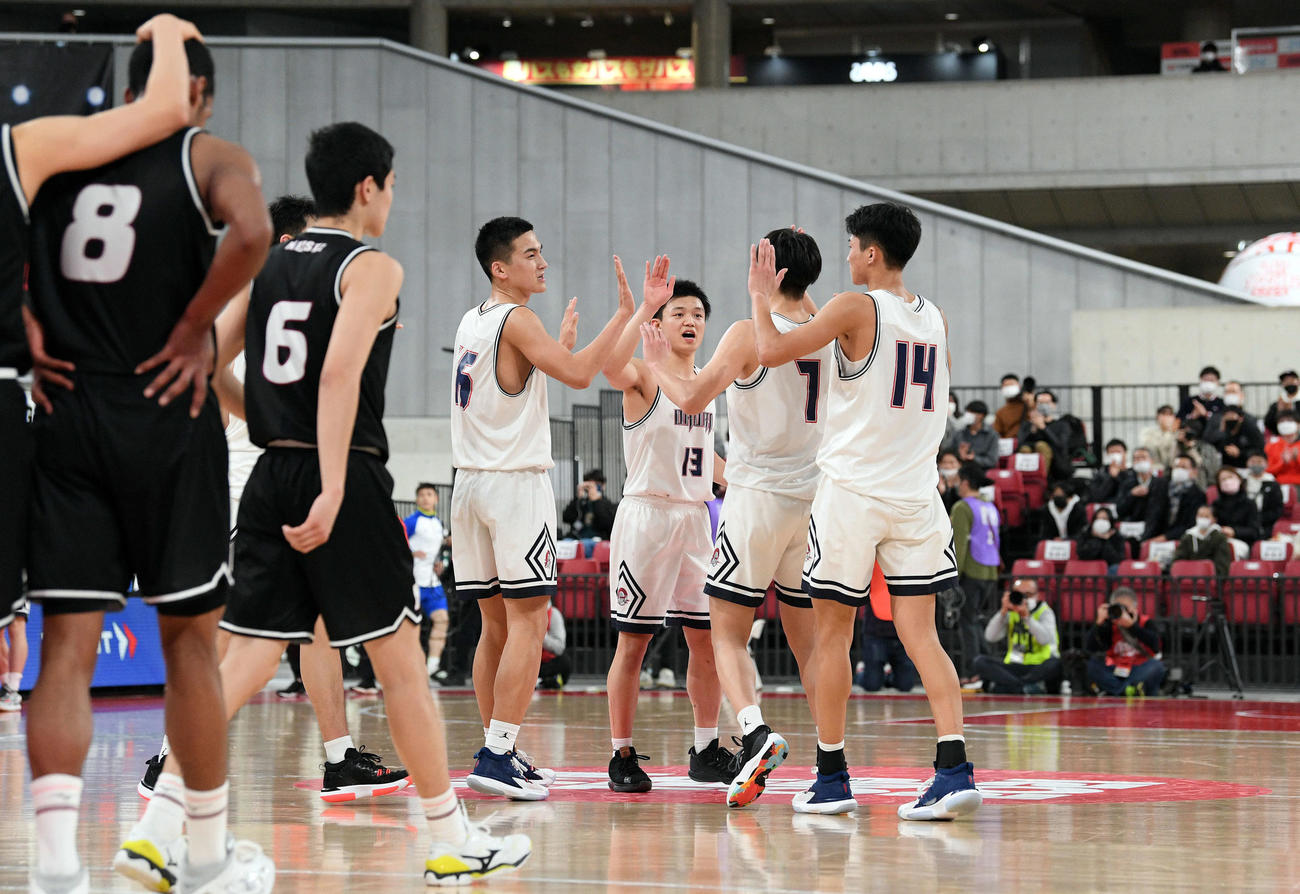 福岡大大濠対仙台大明成　決勝進出を決めタッチを交わす福岡大大濠・岩下（右から3人）ら選手たち（撮影・滝沢徹郎）
