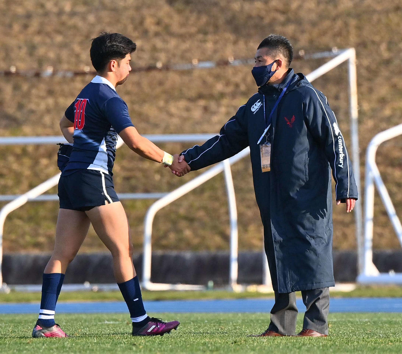 昌平対読谷　試合後、父の法匡監督（右）と握手を交わすSO島袋世良主将（撮影・上田博志）