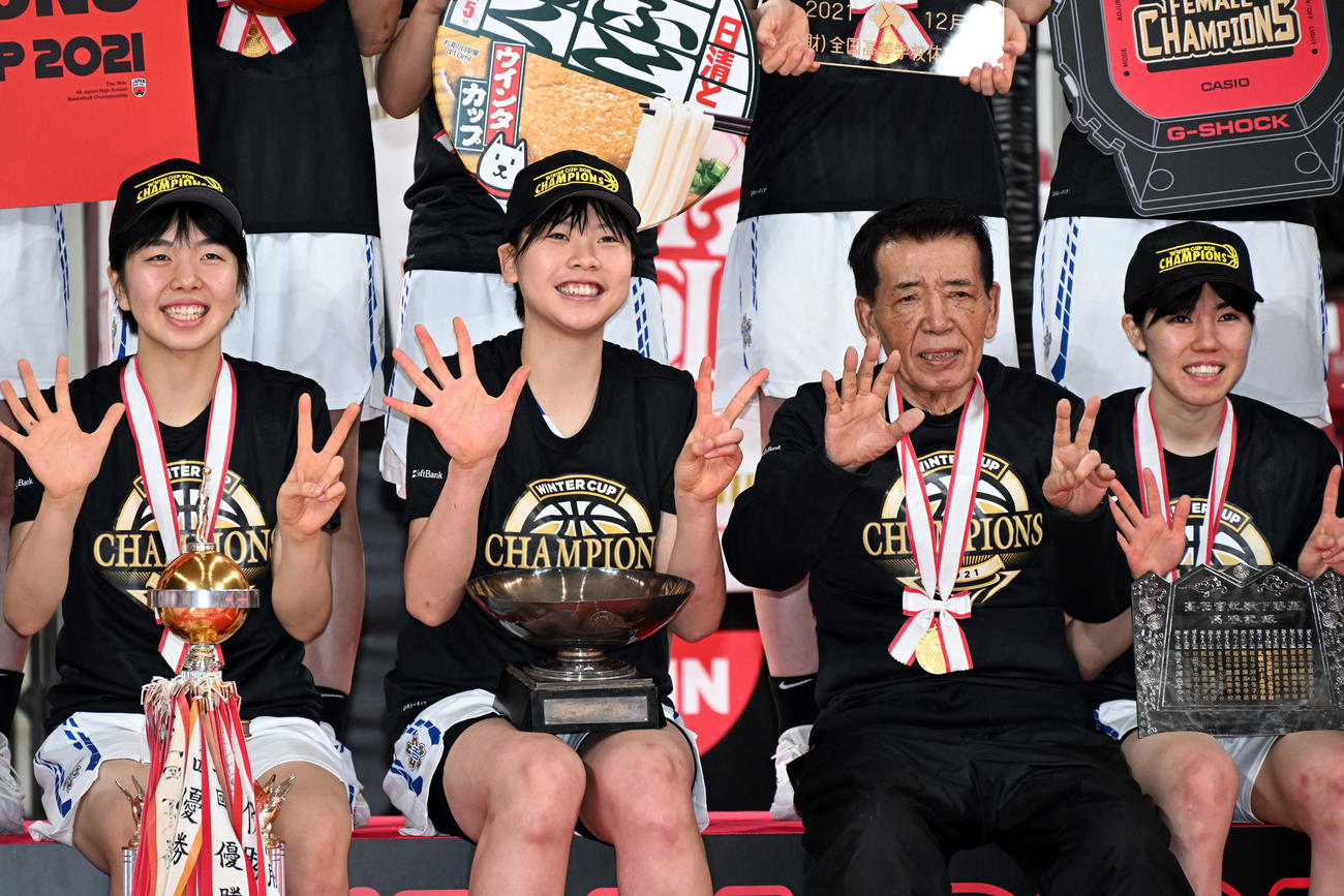 桜花学園対京都精華学園　優勝を決め記念撮影する桜花学園・朝比奈（中央左）、井上監督（中央右）ら（撮影・滝沢徹郎）