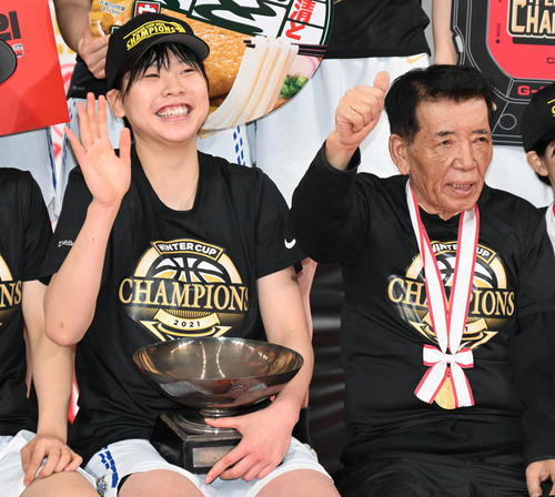 70回目全国ｖ桜花学園 井上監督３度胴上げ 好きです 朝比奈主将絶叫 バスケットボール 日刊スポーツ