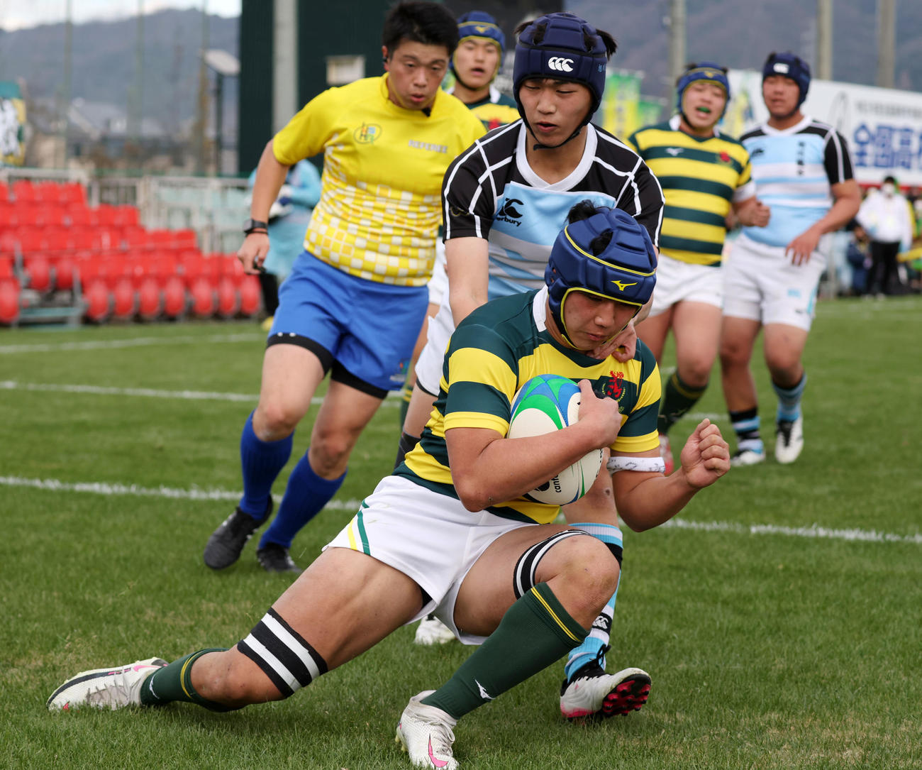大津緑洋対旭川龍谷　前半18分、大津緑洋左フランカー古谷は相手陣15メートル中央ラックから右展開したボールを右中間にトライ成功（撮影・加藤哉）