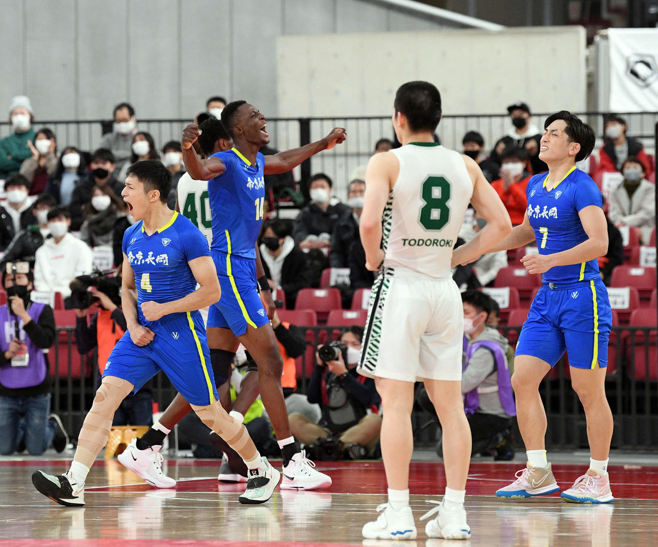 福岡第一対帝京長岡　決勝進出を決め雄たけびを上げる帝京長岡・島倉（右）ら選手たち（撮影・滝沢徹郎）