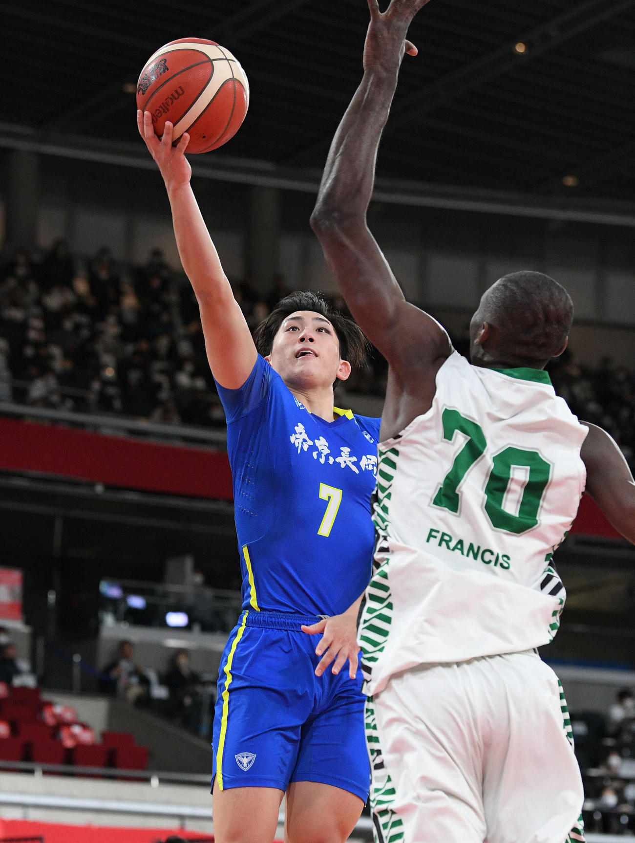 福岡第一対帝京長岡　第2Q、シュートを放つ帝京長岡・島倉（左）（撮影・滝沢徹郎）