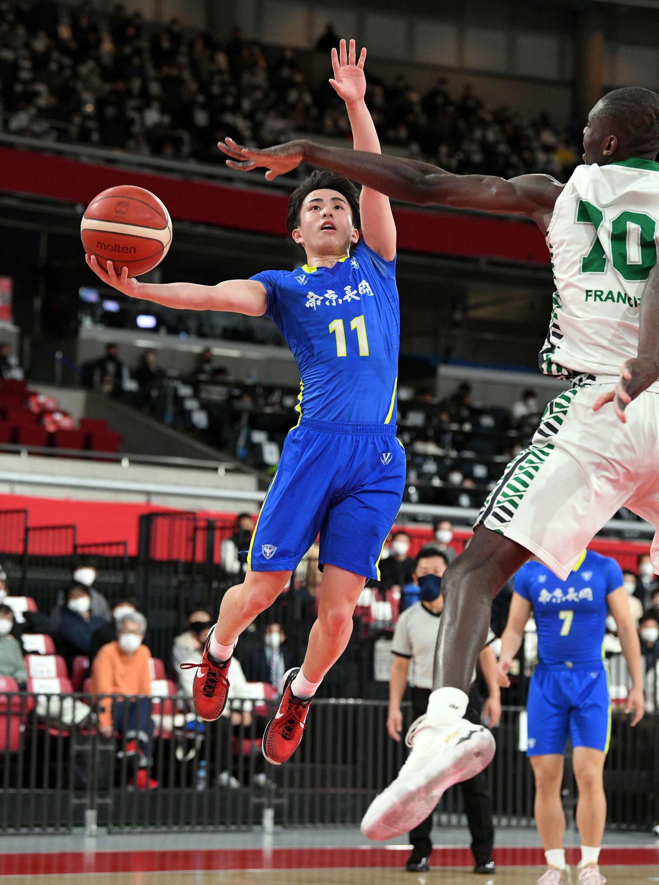 福岡第一対帝京長岡　第2Q、シュートを放つ帝京長岡・大月（左）（撮影・滝沢徹郎）