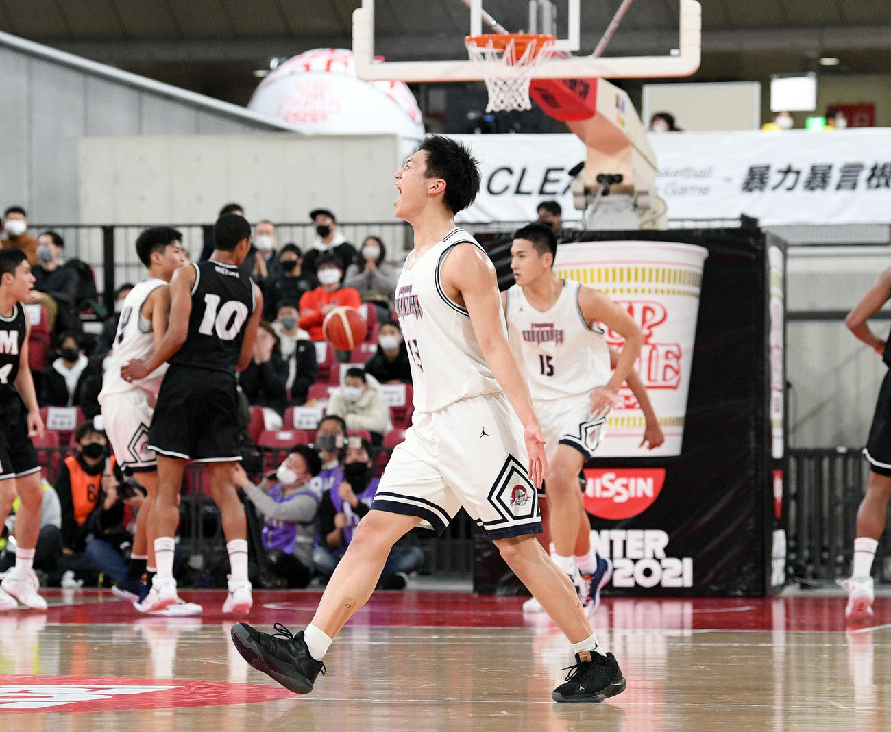 福岡大大濠対仙台大明成　第4Q、3点シュートを決めほえる福岡大大濠・岩下（手前）（撮影・滝沢徹郎）