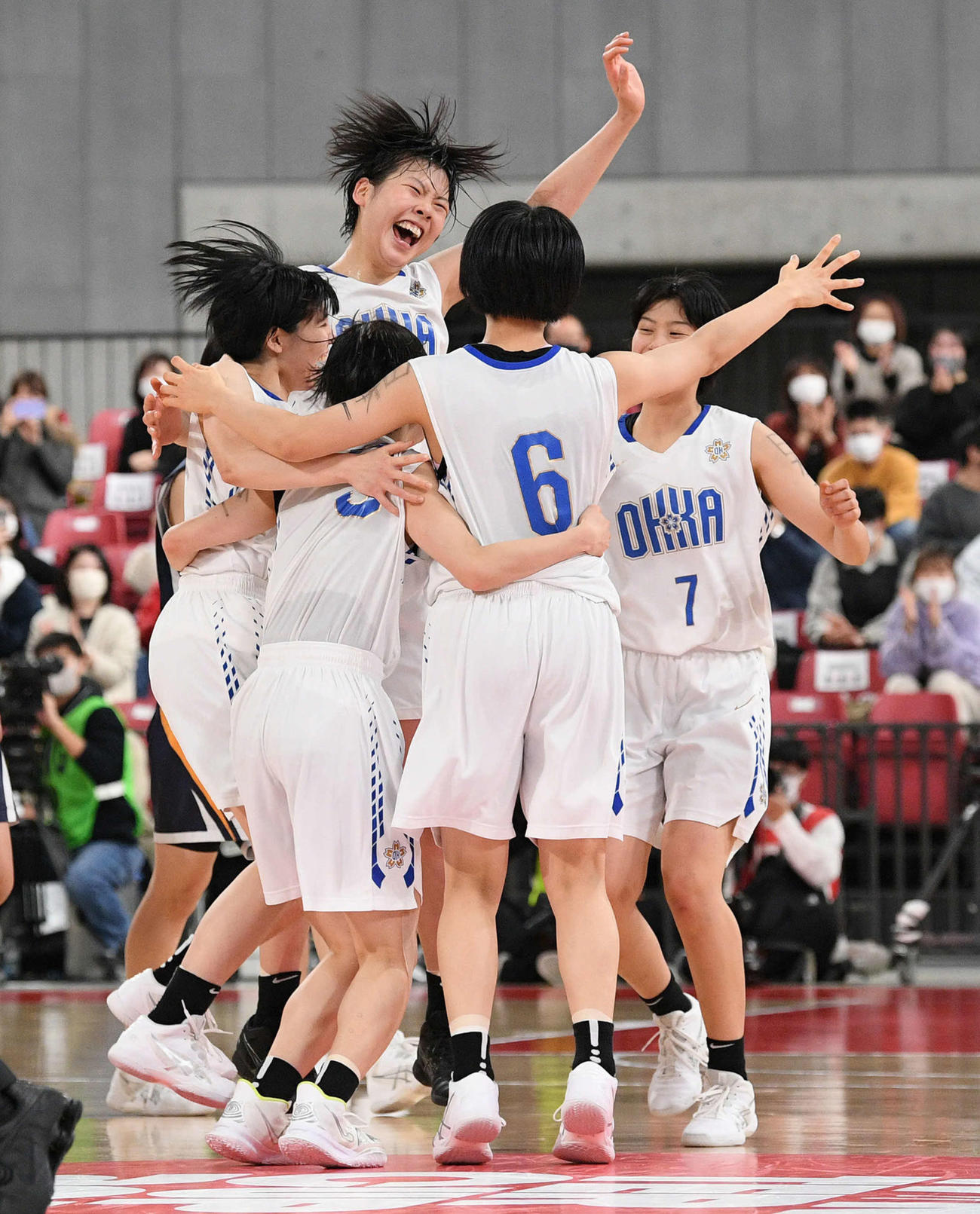 優勝を決め抱き合って喜ぶ桜花学園の選手たち（撮影・滝沢徹郎）