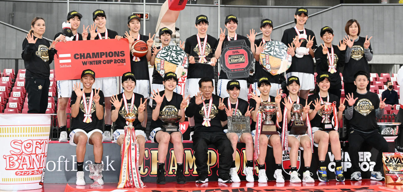 優勝を決め記念撮影する桜花学園の選手たち（撮影・滝沢徹郎）