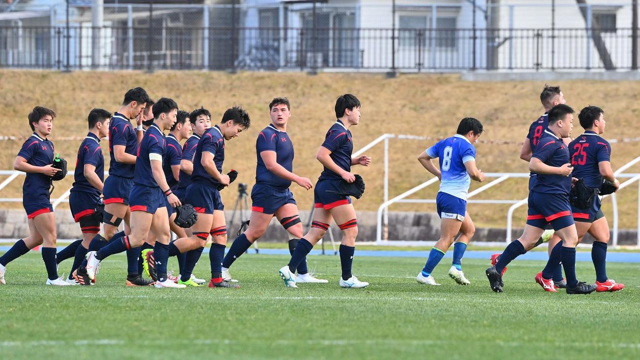 尾道に敗れ肩を落としてベンチに引き揚げる開志国際フィフティーン（撮影・上田博志）