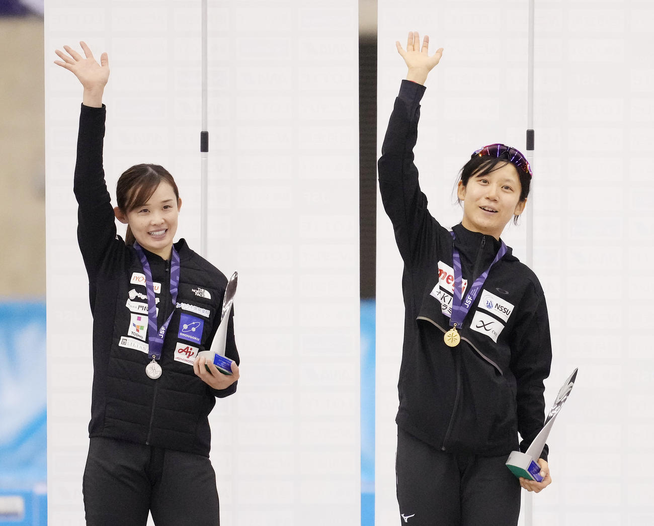 女子500メートルで優勝し、スタンドに手を振る高木美（右）と2位の郷（撮影・菅敏）