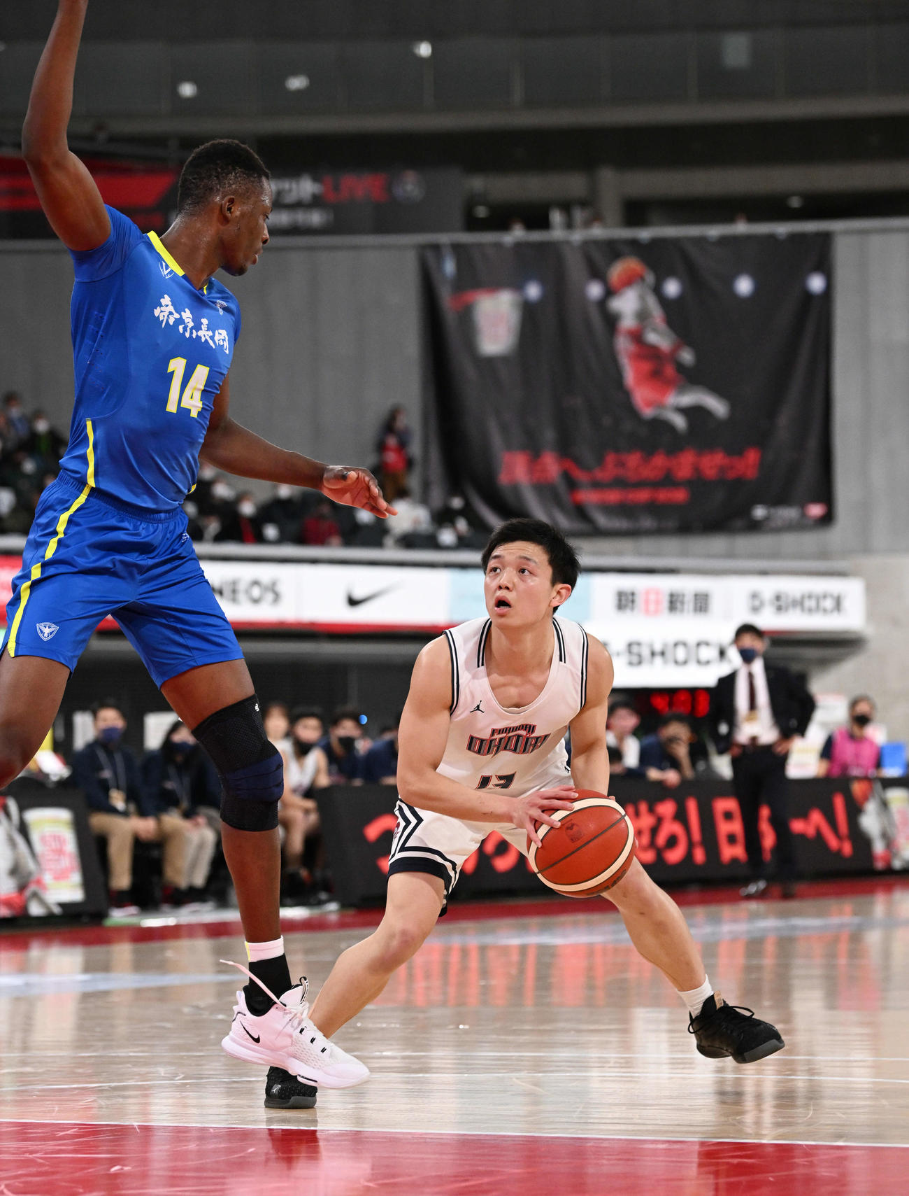 福岡大大濠対帝京長岡　第2Q、攻め込む福岡大大濠・岩下（右）（撮影・滝沢徹郎）