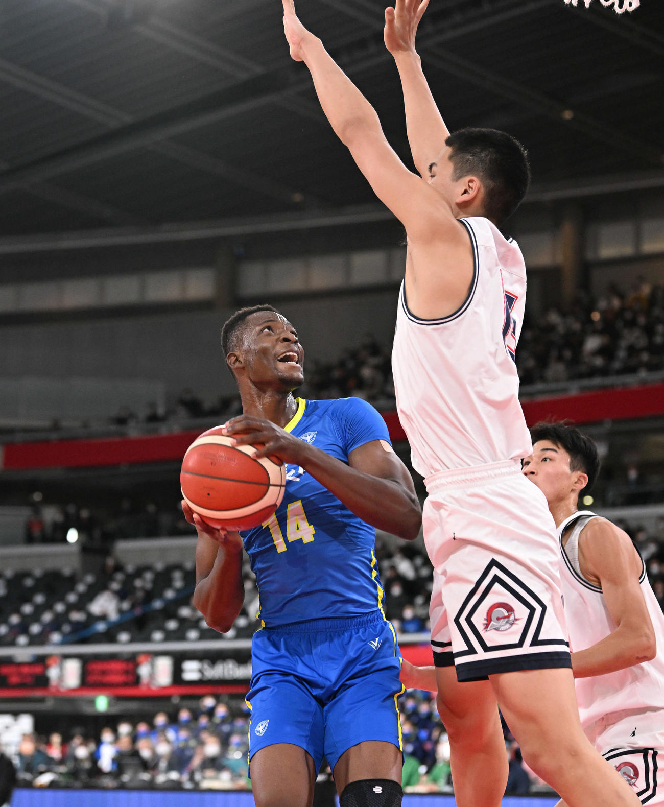 福岡大大濠対帝京長岡　第1Q、攻め込む帝京長岡・コネ（左）（撮影・滝沢徹郎）